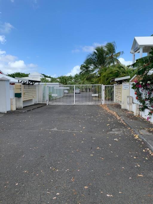 Grand Studio Zen Idealement Situe A Saint-Francois Avec Piscine Et Terrasse Exterior photo